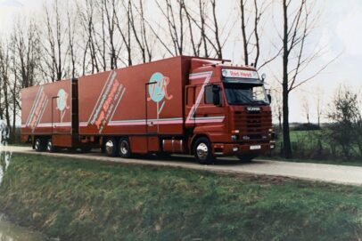 SCANIA 3 SERIE STREAMLINE MOTORWAGEN MET 2 ASSIGE WIPKAR JAAP RIETVELD