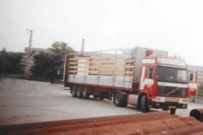 VOLVO F 12 GLOBETROTTER MET 3 ASSIGE KLASSIEKE HUIFOPLEGGER MELIS