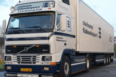 Volvo FH12 Globetrotter XL 4x2 trekker met 3 assige koeloplegger Nielsens Fiskeeksport