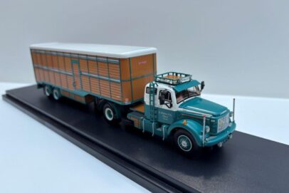 VDM VOLVO N 88  4X2 MET KLASSIEKE VEE TRAILER  DIIJKSTRA & ZN