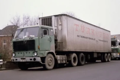 Turksped - Volvo F89 met 3-assige klassieke koeloplegger
