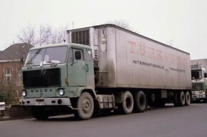 Turksped - Volvo F89 met 3-assige klassieke koeloplegger