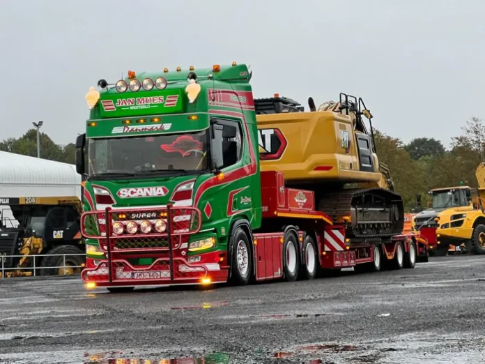 Jan Mues - Scania NGR660 V8 6x2 met 3-assige wielkuip semi. Verpakt in luxe giftbox.