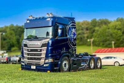 Bruce Wilson - Scania NGR normaal dak 6x4 in kunststof display