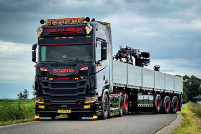 Freek v.d. Hoeven; SCANIA S HIGHLINE CS20H 6X2 TAG AXLE BRICK TRAILER - 3 AXLE
