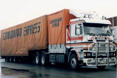 Scandinavian Express - Scania 143 met Zweedse backpack en 3-assige klassieke zwanenhals oplegger