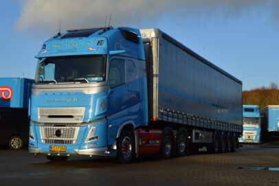 Skive Fragt A/S; VOLVO FH AERO GLOBETROTTER XL 6X2 TAG AXLE CURTAINSIDE TRAILER - 4 AXLE