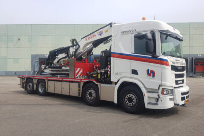 Van Noort Transporten; SCANIA R NORMAL CR20N RIGED FLATBED TRUCK 8X2 TAG AXLE WITH FASSI 1100 + JIB