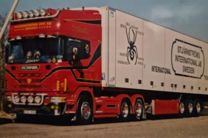 Stjarnstroms - Scania 4 serie Topline 6x2 met 3-assige koeloplegger