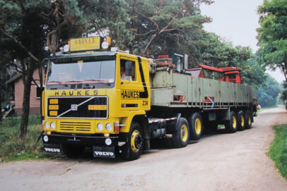 Haukes; VOLVO F10 6X2 TAG AXLE CLASSIC BRICK TRAILER - 3 AXLE
