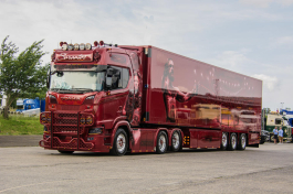 Sarantos - Scania NGS Highline 6x2 sleepas trekker met 3-assige koeloplegger
