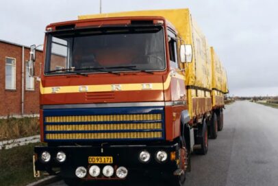 J. Werner Nielsen - Ford Transcontinental 4x2 motorwagen met 3-assige schamel aanhanger