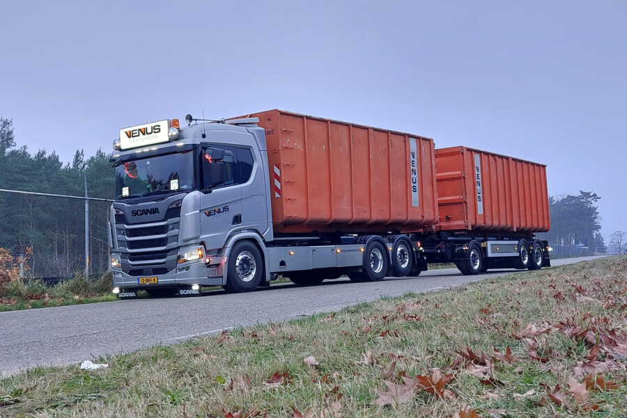 Venus Containers B.V.; SCANIA R NORMAL CR20N 6X2 TAG AXLE RIGED TRUCK DRAWBAR WITH HOOKLIFT SYSTEM - 6 AXLE + 2X 40M3 CONTAINER