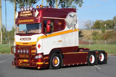 J. Jensen - Scania NGS Longline 6x2 met dubbellucht sleepas (in luxe giftbox)